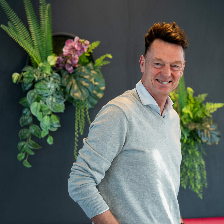 Sander Zuyderwijk op kantoor Hoofddorp