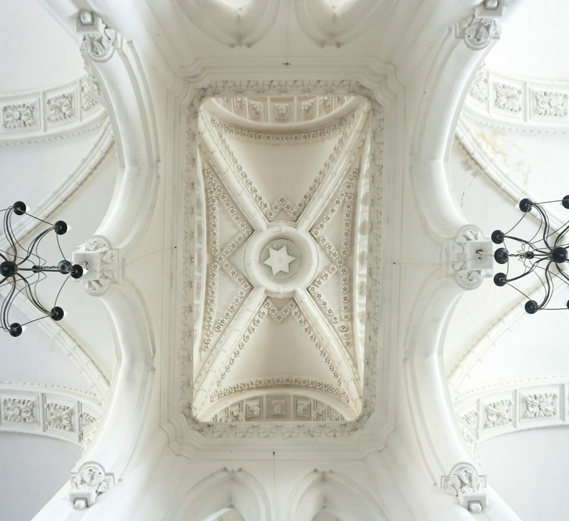 Hoort bij de matafoor: Het voelt alsof je in je eentje het hele plafond moet witten.