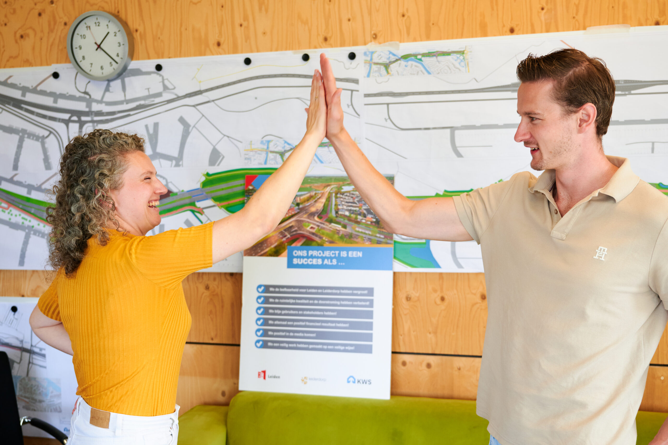 Highfiven voor de fasering van Leidse Ring Noord - 2 projectmedewerkers IPM-team