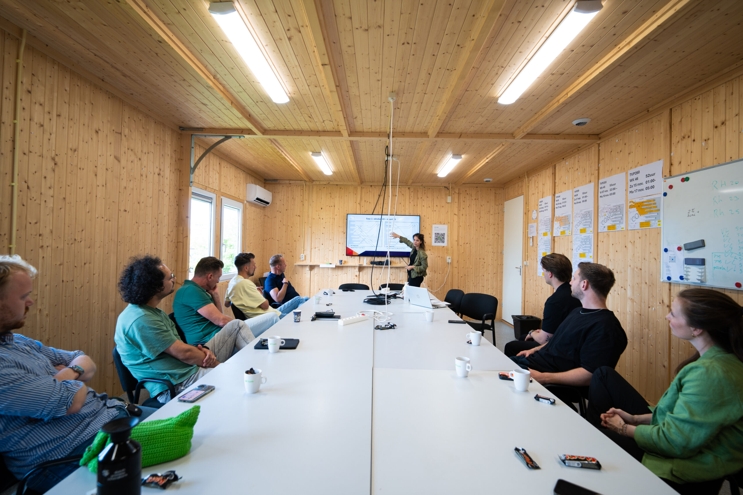 In de bouwkeet waar iemand kennisdeelt