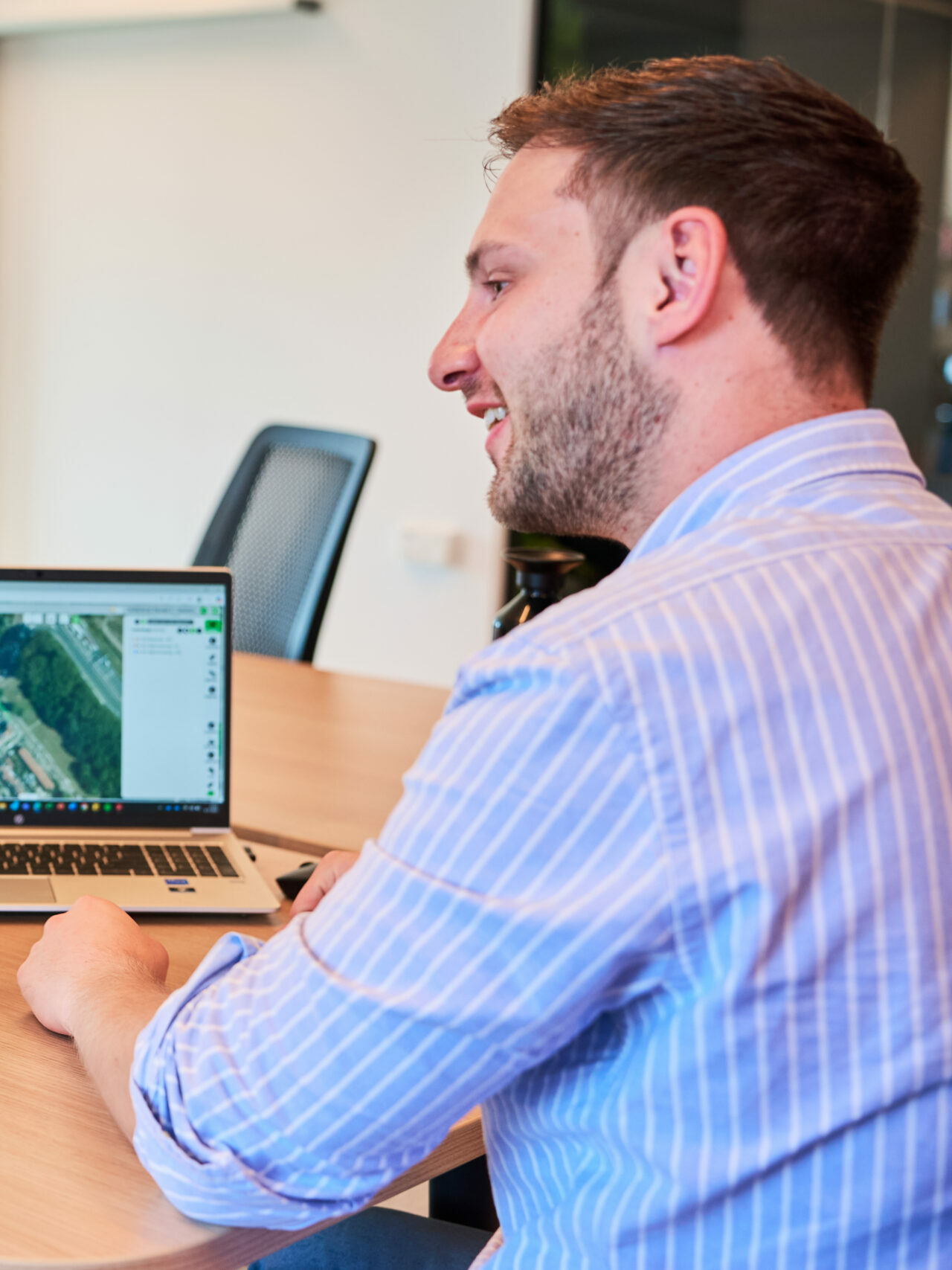 Stan luistert naar Femke die enthousiast praat over de Zeestraat