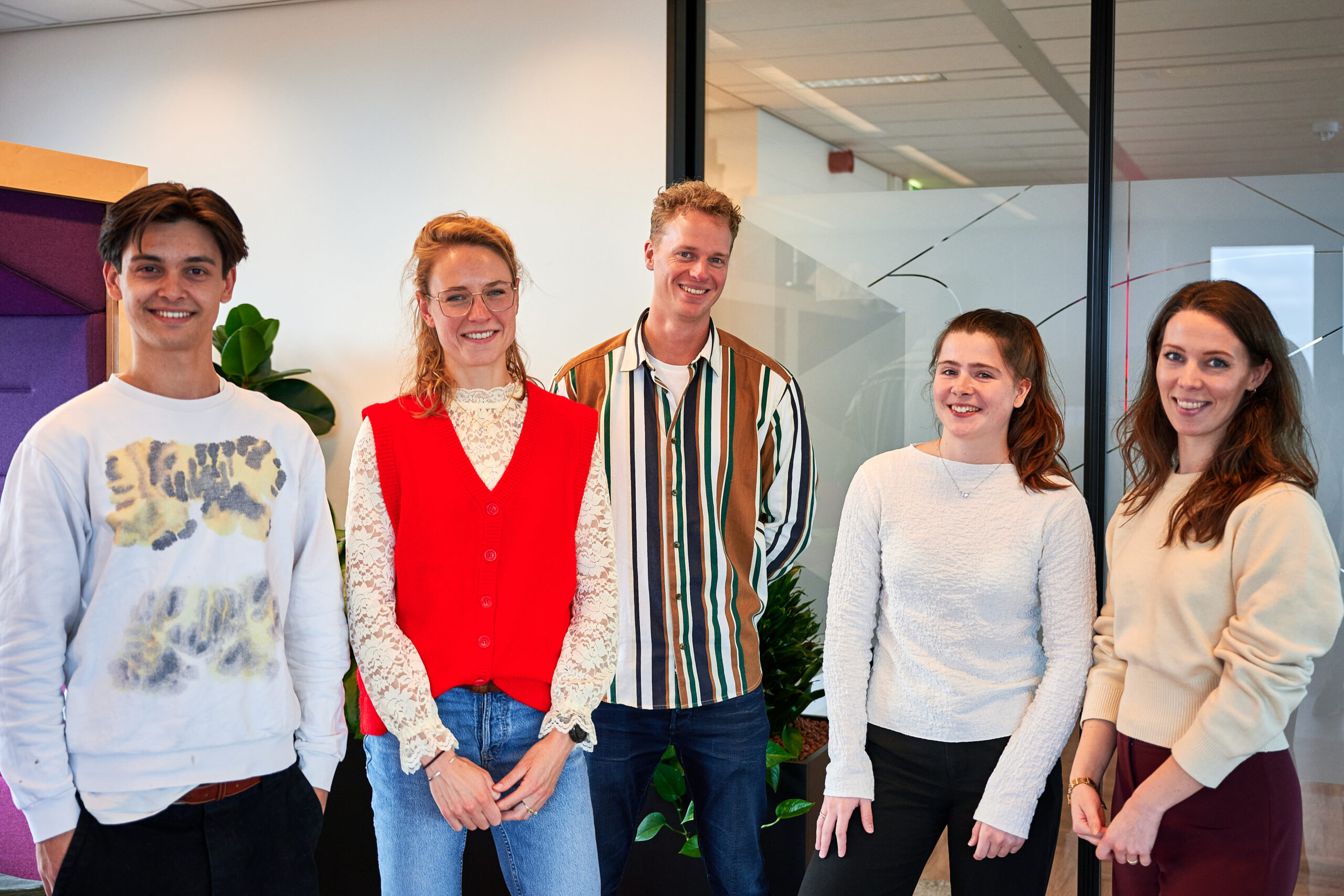 Collega's op kantoor – grote groep mensen – groepsfoto – iedereen kijkt blij (zelfde context als vorige foto’s)>