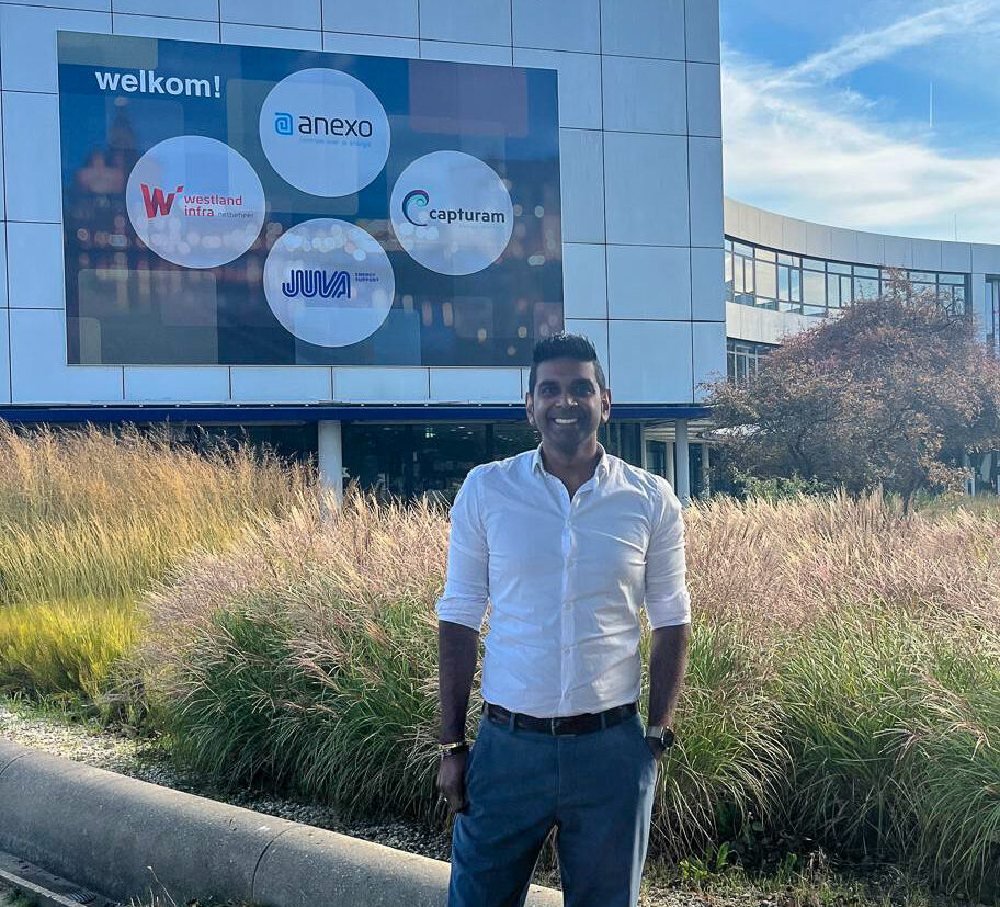 Rickie staat voor een groot gebouw te poseren