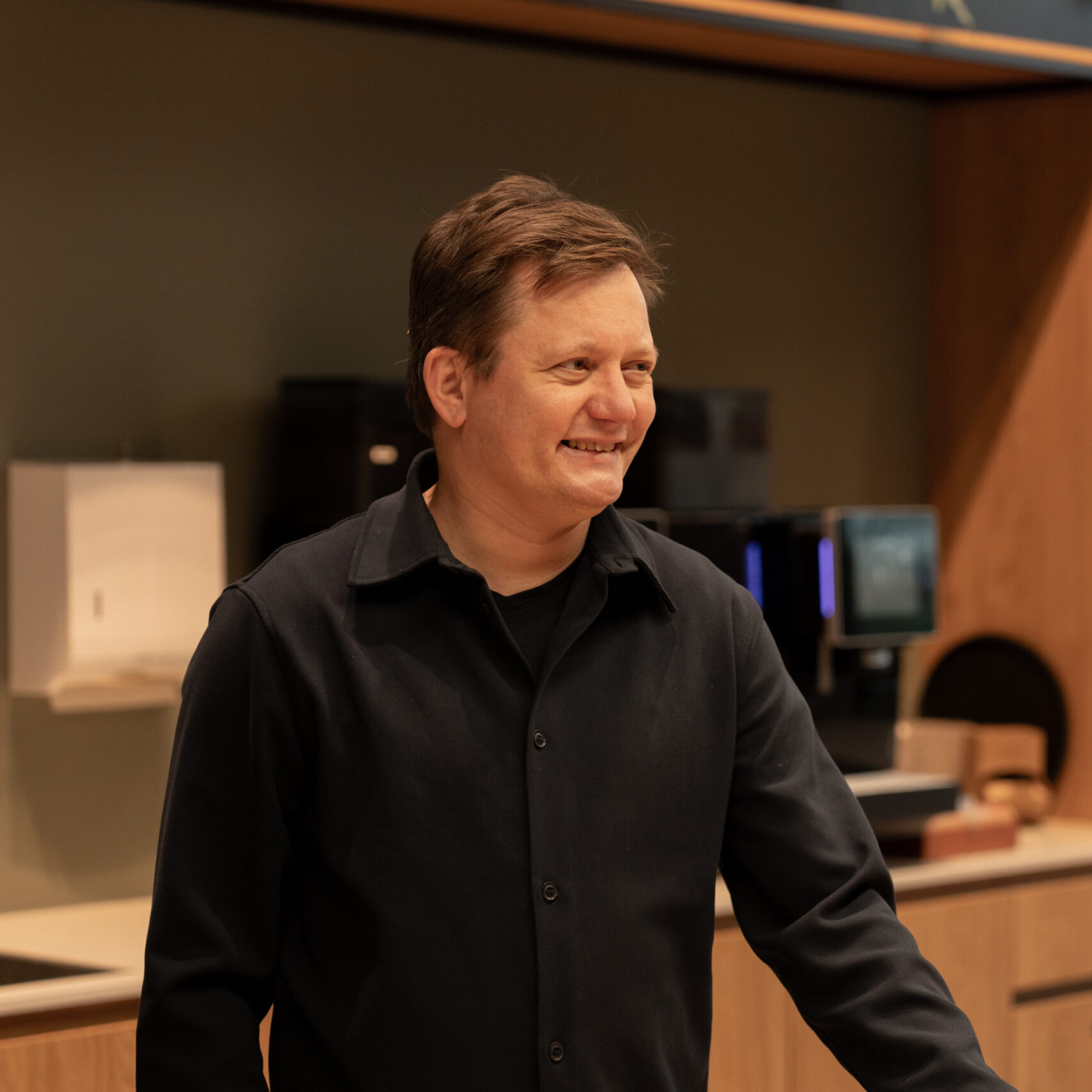 Hans die lacht naar collega's