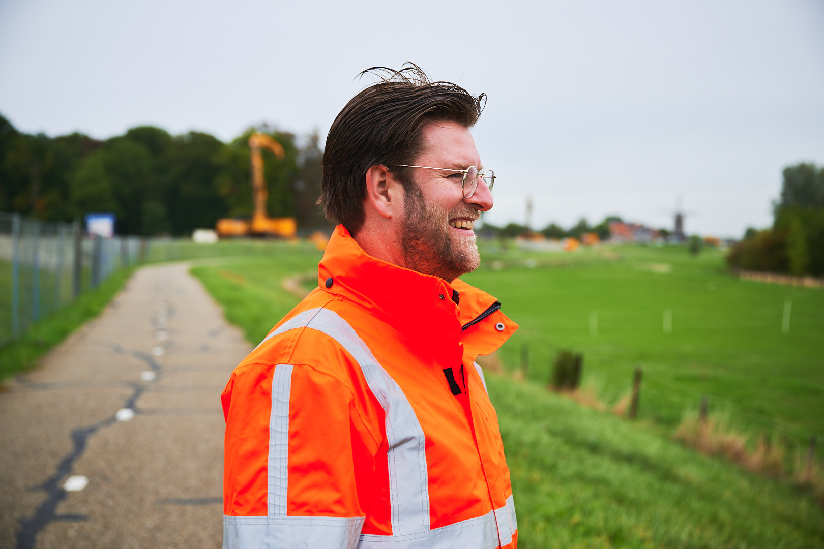 Mark - zijaanzicht op een dijk