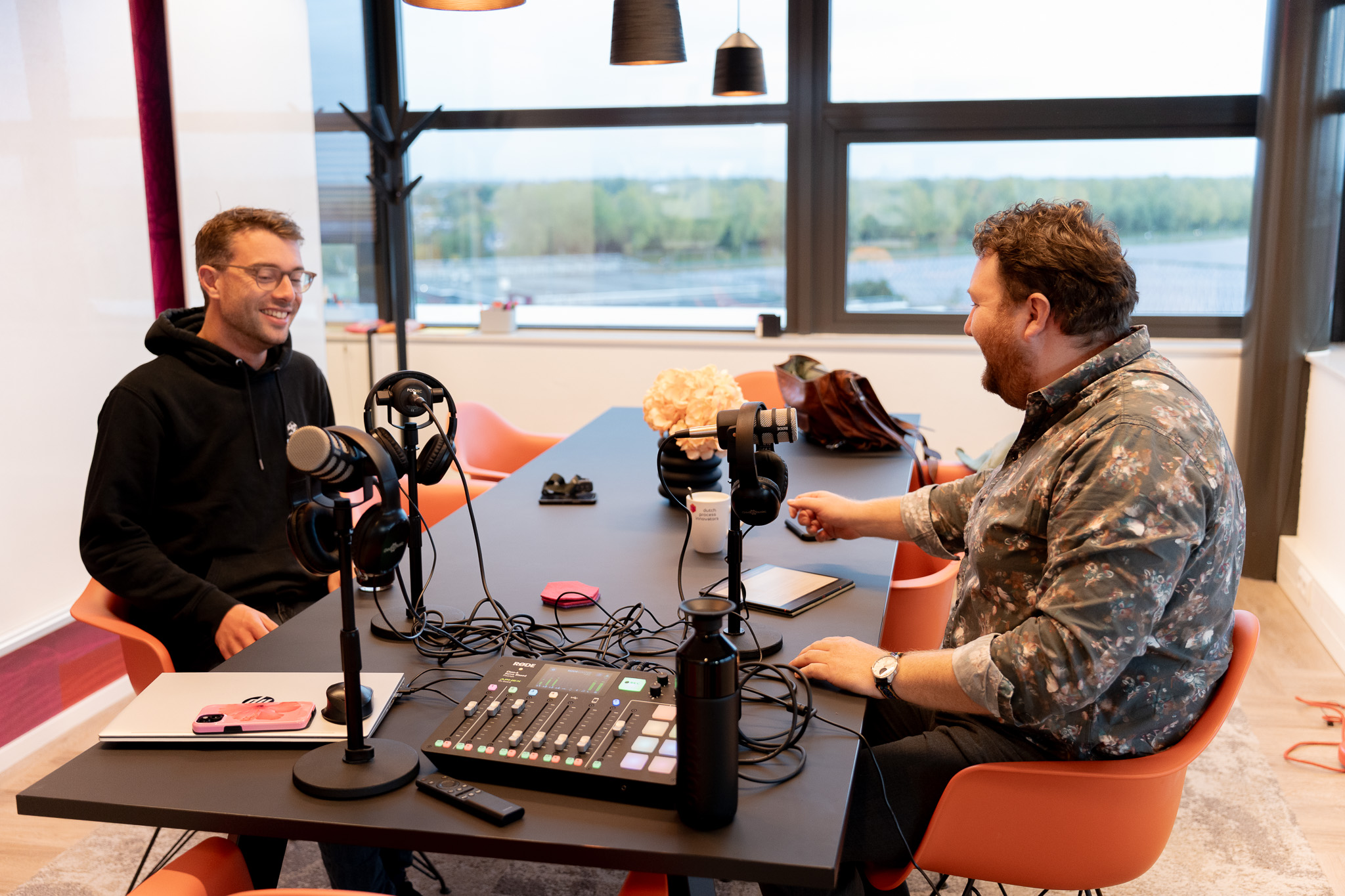 Roland en Robbert tijdens podcast opname