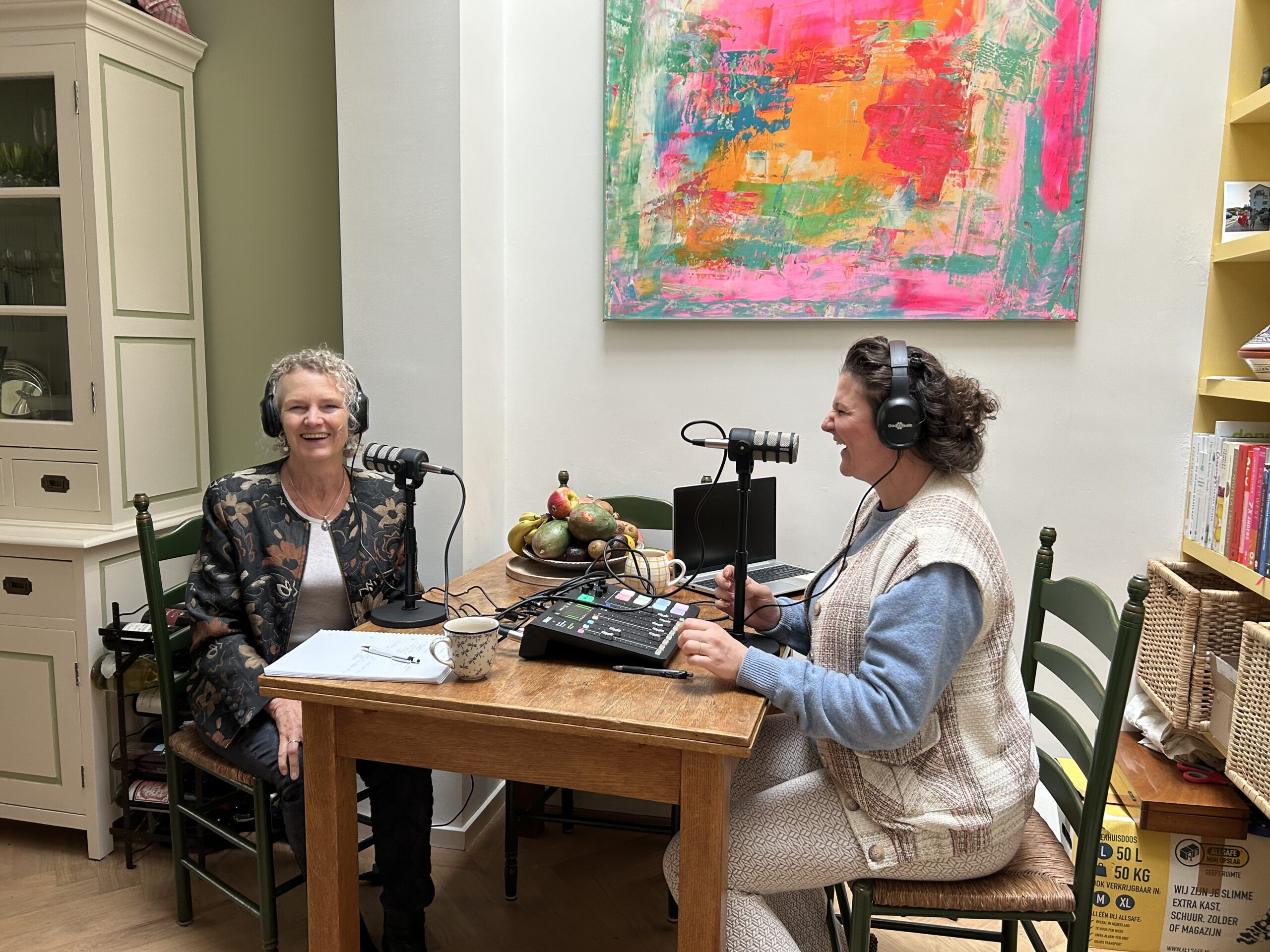 Podcastopname van Dynamiek in Techniek waarin Ott Croll en Linda Reijerkerk tegenover elkaar aan tafel zitten, in gesprek over mediation in bouw en infra.