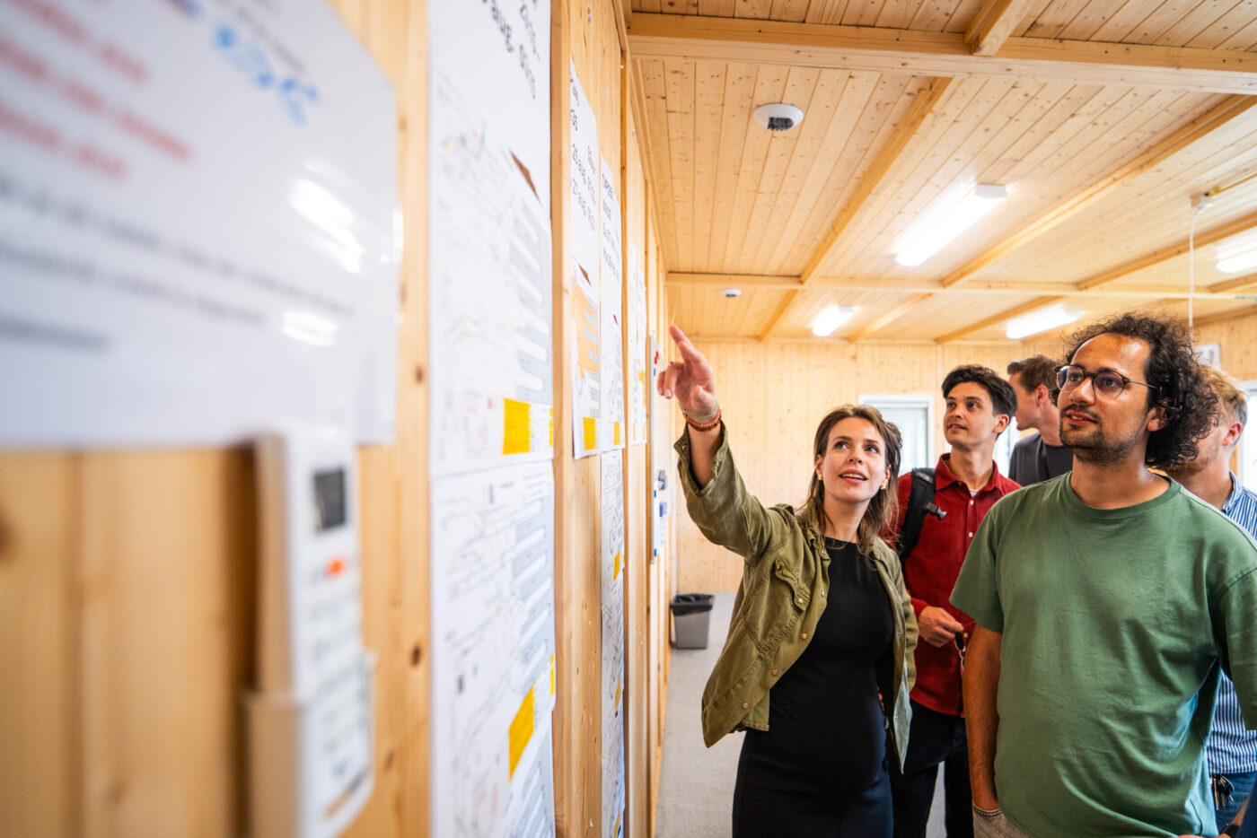 Team bespreekt standaardisatie aanbestedingsleidraden tijdens EMVI-sessie.